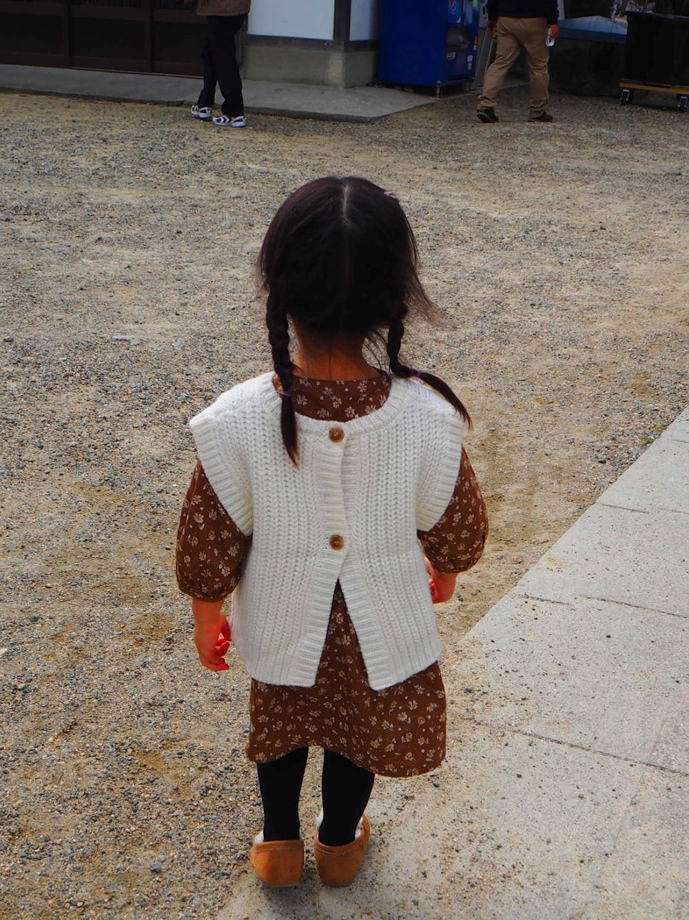 「petit mainのケーブルニットベスト×花柄ワンピースセット（ワンピース、ホワイト系）」を使った、sa_k1_maさん（キッズ・90cm）の秋コーディネートの1枚目の写真
