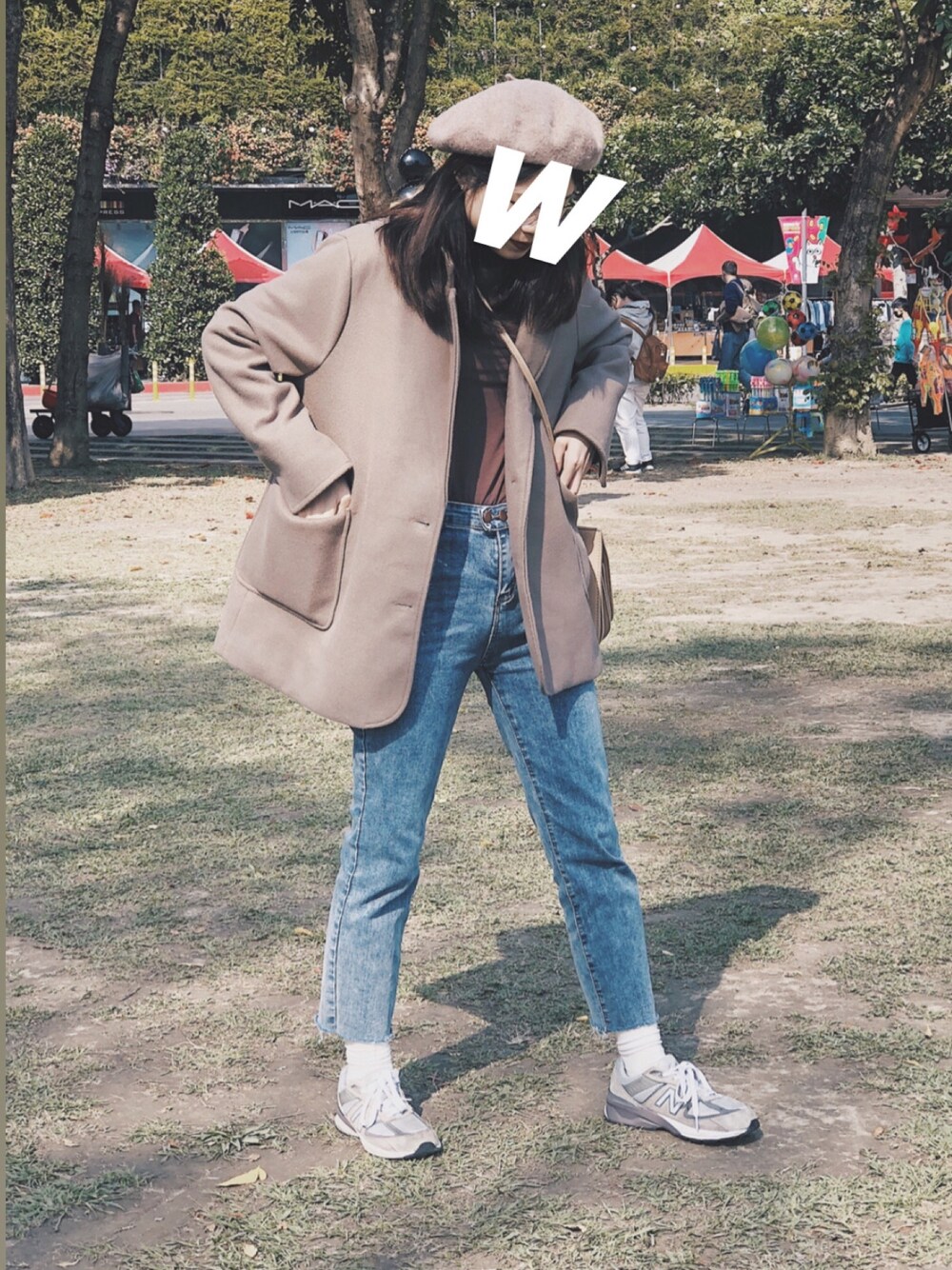 「ootd、休閒、復古、女人味、牛仔褲、韓系、New Balance、new balance 574、owndays、秋冬コーデ」｜「muuraのアイテム（チェスターコート、ブラウン系）」を使った、Wさん（レディース・162cm）の冬コーディネートの1枚目の写真