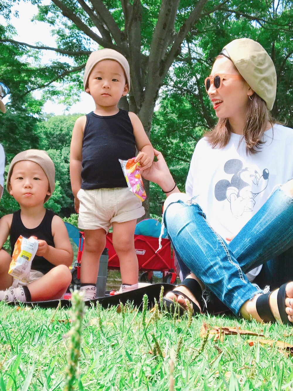 「親子コーデ、ママコーデ、シンプルコーデ、シンプル、ミッキー、男の子、カジュアルコーデ、双子コーデ、2歳」｜「American Apparelのアイテム（タンクトップ、ブラック系）」を使った、___zrさん（キッズ・80cm）の夏コーディネートの1枚目の写真