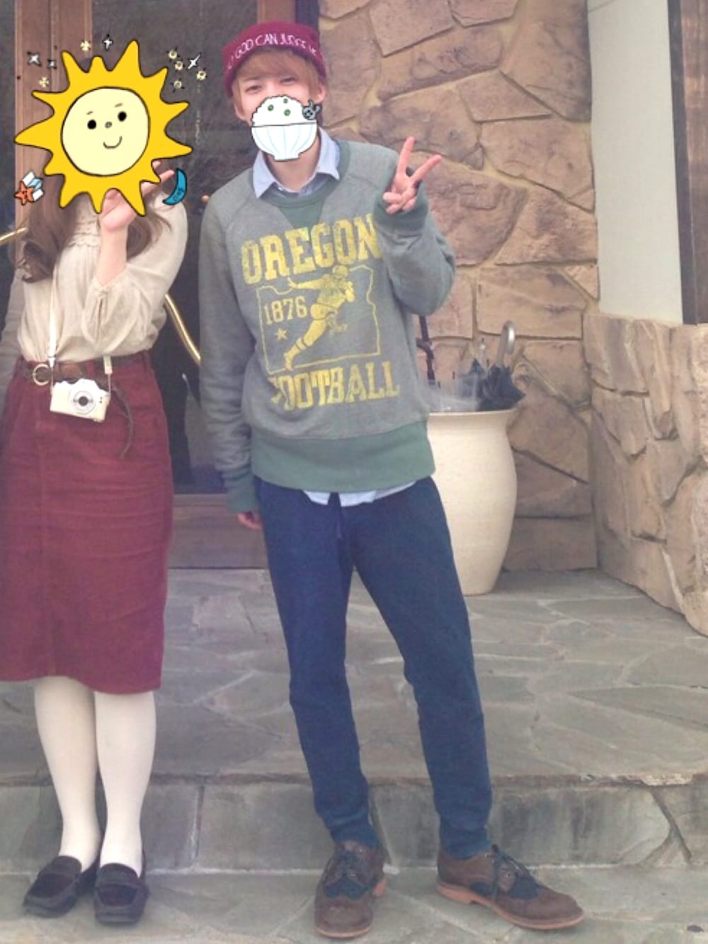 グリーン系のスウェット、ブルー系のパンツ、レッド系のニットキャップ/ビーニーを着用したメンズの冬コーディネートの1枚目の写真