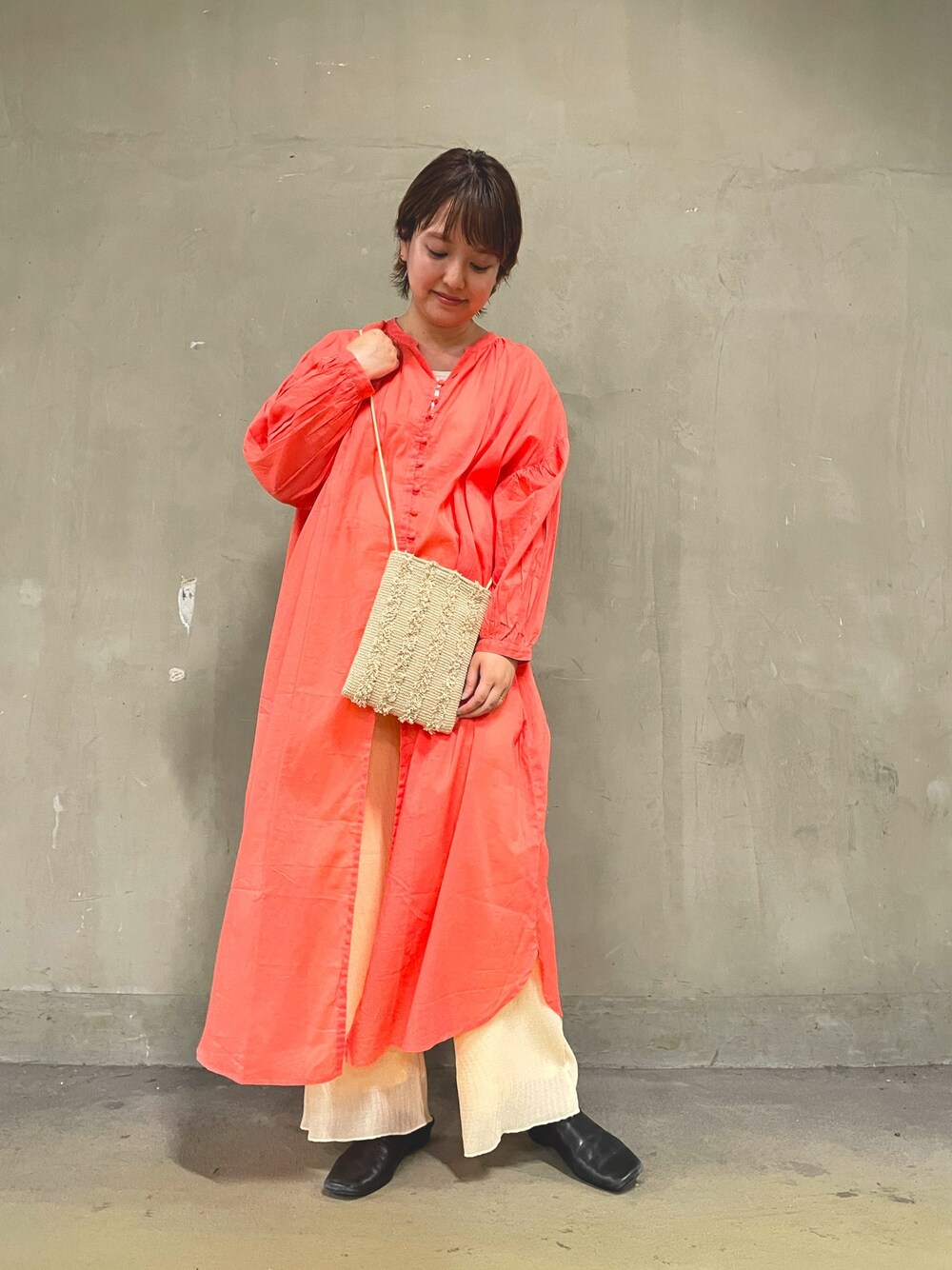 「ギャザーワンピース、2wayワンピース、ボリュームギャザー、イージーパンツ、ウエストゴムパンツ、サコッシュ、KBF、DOORS別注」｜「KBFの【一部WEB限定カラー】2WAYボリュームギャザーワンピース（ワンピース、ピンク系）」を使った、マナミさん（レディース・160cm）の春コーディネートの1枚目の写真