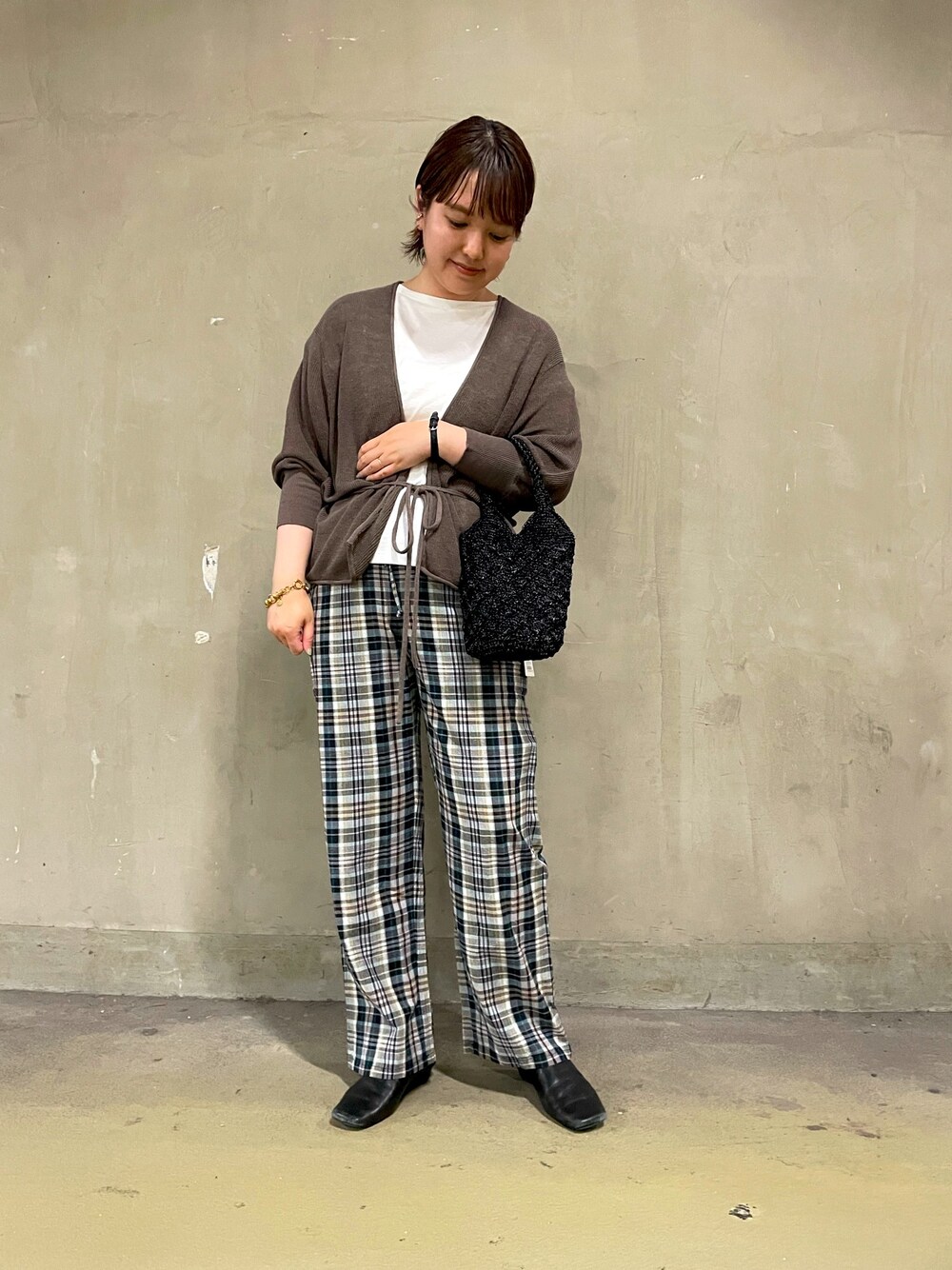 「麻混カーディガン、カシュクールカーディガン、マドラスチェック、コットンTシャツ、ミニバッグ、URBAN RESEARCH、RODE SKO」｜「URBAN RESEARCHの麻混カシュクールカーディガン（カーディガン/ボレロ、ブラウン系）」を使った、マナミさん（レディース・160cm）の春コーディネートの1枚目の写真