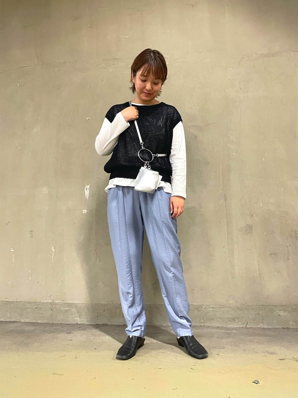 「メッシュニット、テーパードパンツ、イージーパンツ、カラーパンツ、ロゴプリントTシャツ、ミニバッグ、URBAN RESEARCH、DOORS、RODE SKO」｜「URBAN RESEARCHのRyNyポプリンドロストテーパードパンツ（その他パンツ、ブルー系）」を使った、マナミさん（レディース・160cm）の春コーディネートの1枚目の写真