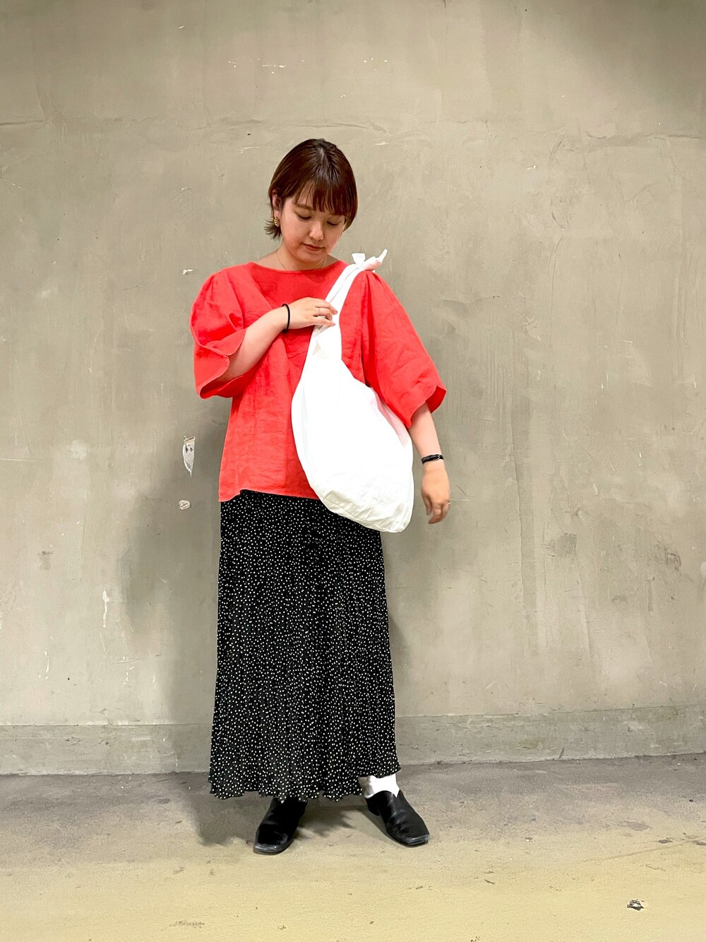 「麻トップス、チューリップ袖、ドットスカート、BIGトートバッグ、スリーブブラウス、DOORS、KBF」｜「URBAN RESEARCH DOORSのドットプリーツスカート（スカート、ブラック系）」を使った、マナミさん（レディース・160cm）の春コーディネートの1枚目の写真