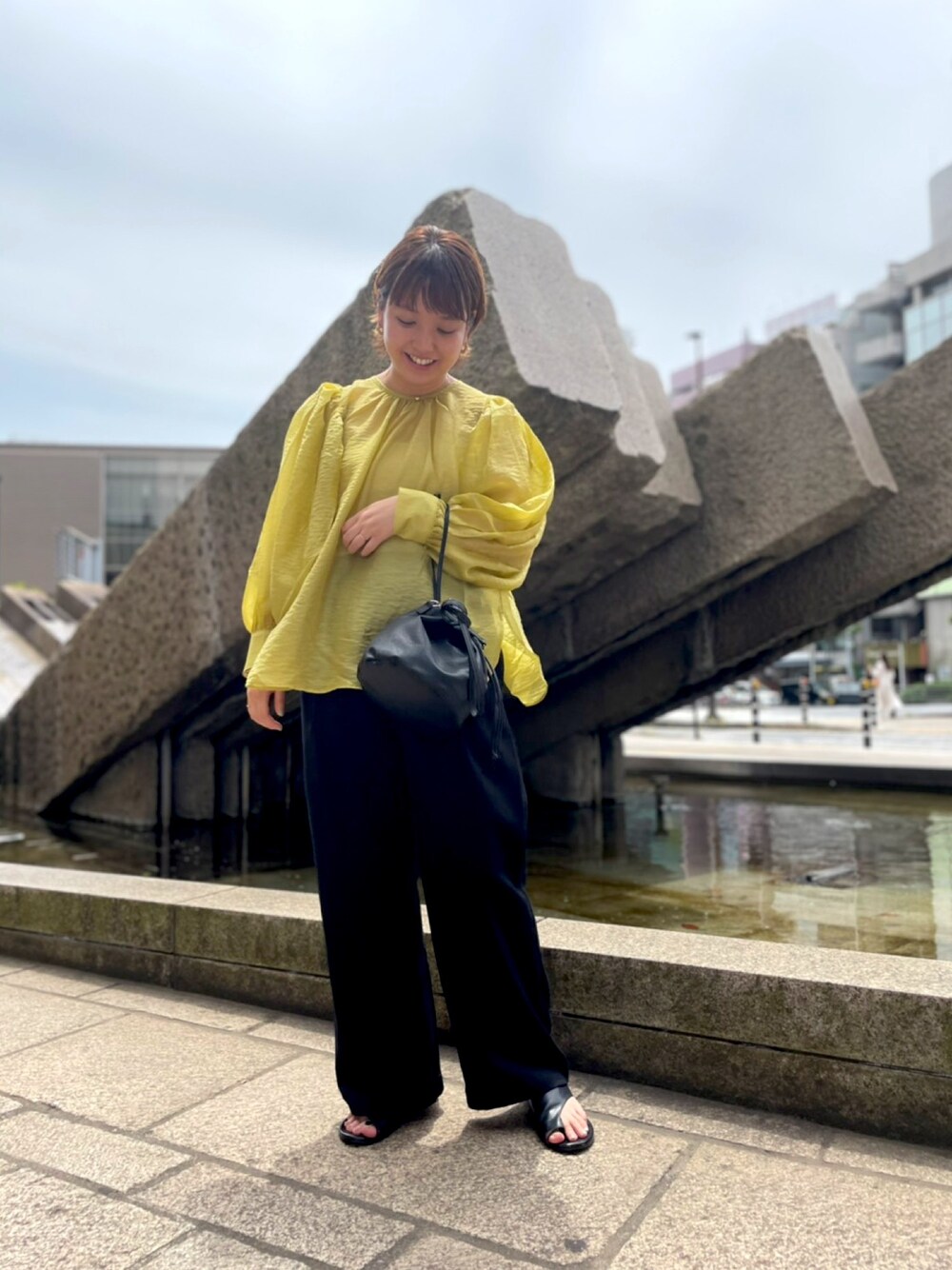 「ブラウス、透け感ブラウス、袖ボリューム、イージーパンツ、ゴムパンツ、リバーシブルBag、KBF、DOORS、センスオブプレイス」｜「URBAN RESEARCH DOORSのカラーテンセルイージーパンツ（その他パンツ、ブラック系）」を使った、マナミさん（レディース・160cm）の春コーディネートの1枚目の写真