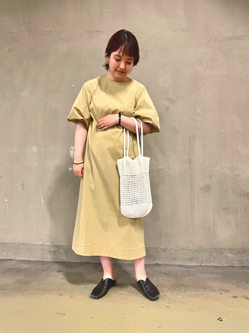 「ワンピース、パフスリーブ、タイプライターワンピース、透かし編み、トートバッグ、おでかけコーデ、結婚式 ワンピース」｜「URBAN RESEARCHのパフスリーブタイプライターワンピース（ワンピース、ベージュ系）」を使った、マナミさん（レディース・160cm）の春コーディネートの1枚目の写真