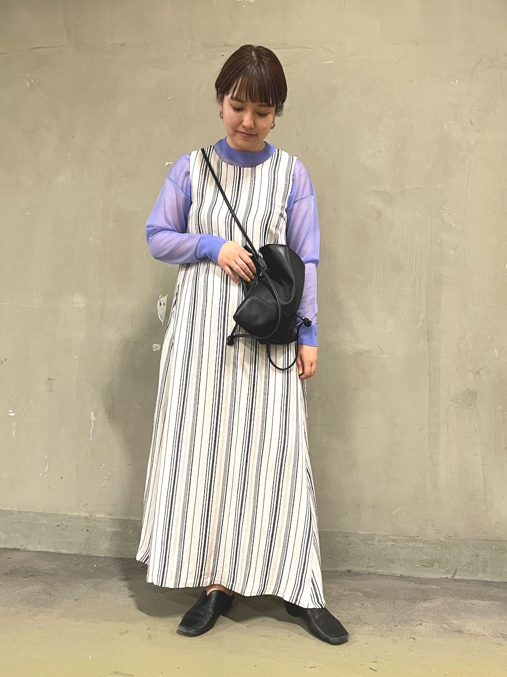 「ストライプ、マキシワンピース、ストライプマキシワンピース、透け感、シアーニット、ショルダーバッグ、ROSSO、KBF+、SENCE OF PLACE」｜「URBAN RESEARCH ROSSOのリネンドビーストライプマキシワンピース（ワンピース、ブラック系）」を使った、マナミさん（レディース・160cm）の春コーディネートの1枚目の写真
