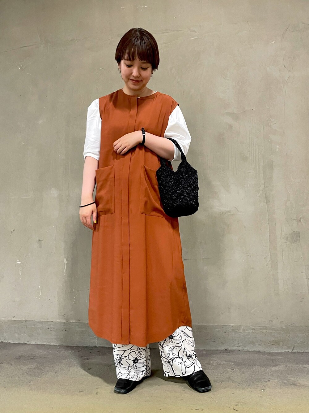「ノースリーブ、ワンピース、ジレ、ワイドパンツ、花柄パンツ、袖ボリューム、ミニバッグ、DOORS、KBF+、RODESKO」｜マナミさん（レディース・160cm）の春コーディネートの1枚目の写真