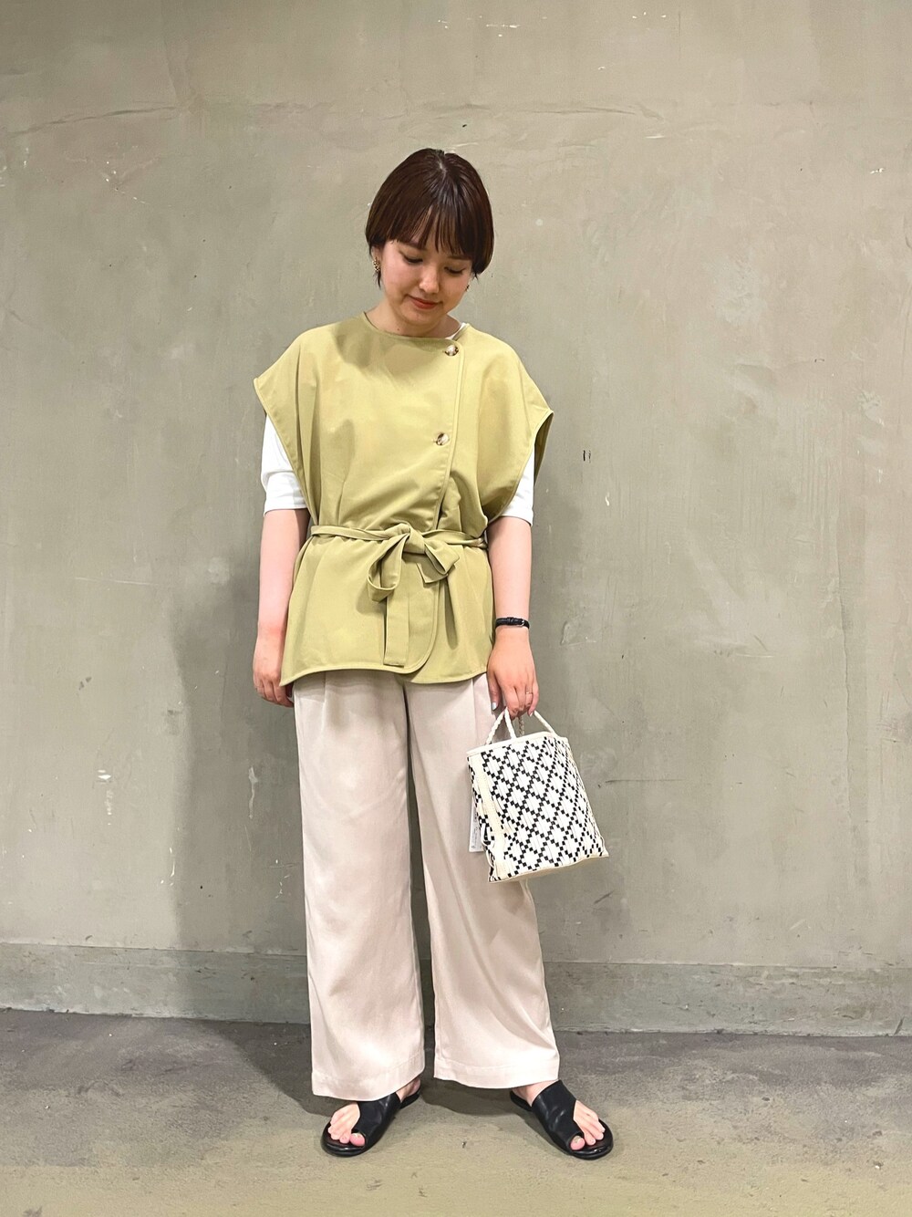 「ポンチョ、ブラウス、タックスリーブ、イージーパンツ、ウエストゴム、メッシュ、ミニバッグ、KBF+、KBF、DOORS」｜「KBF+のKBF+　ポンチョブラウス（シャツ/ブラウス、ベージュ系）」を使った、マナミさん（レディース・160cm）の春コーディネートの1枚目の写真