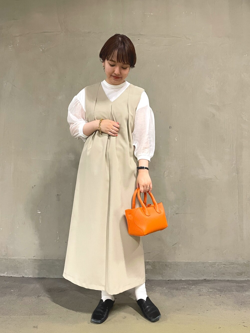 「ジャンパースカート、2wayワンピース、ロングワンピース、シアースリーブ、ミニバッグ、DOORS、URBAN RESEARCH、RODE SKO、おでかけコーデ、きれいめカジュアル」｜「URBAN RESEARCH DOORSのタックボタン2WAYジャンパースカート（ワンピース、ベージュ系）」を使った、マナミさん（レディース・160cm）の夏コーディネートの1枚目の写真