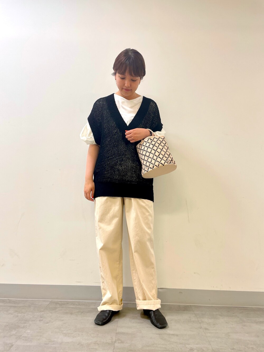 「透かし柄、ニットベスト、タックパンツ、ヘムベルト、メッシュ、ミニバッグ、大人カジュアル、お出かけスタイル、ラフ、URBAN RESEARCH」｜「URBAN RESEARCHの透かし柄ニットベスト（ベスト、ブラック系）」を使った、マナミさん（レディース・160cm）の夏コーディネートの1枚目の写真