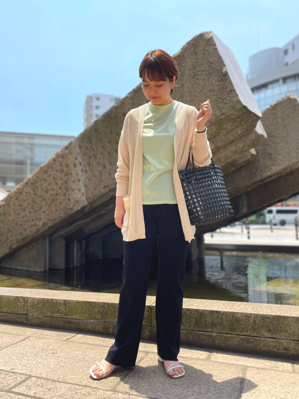 「メッシュ、メッシュカーディガン、ニットパンツ、ノースリーブ、メッシュバッグ、Sonny　Label、KBF+、DOORS、RODESKO、オトナカジュアル」｜「URBAN RESEARCH Sonny Labelのボタンレスメッシュカーディガン（カーディガン/ボレロ、ホワイト系）」を使った、マナミさん（レディース・160cm）の夏コーディネートの1枚目の写真