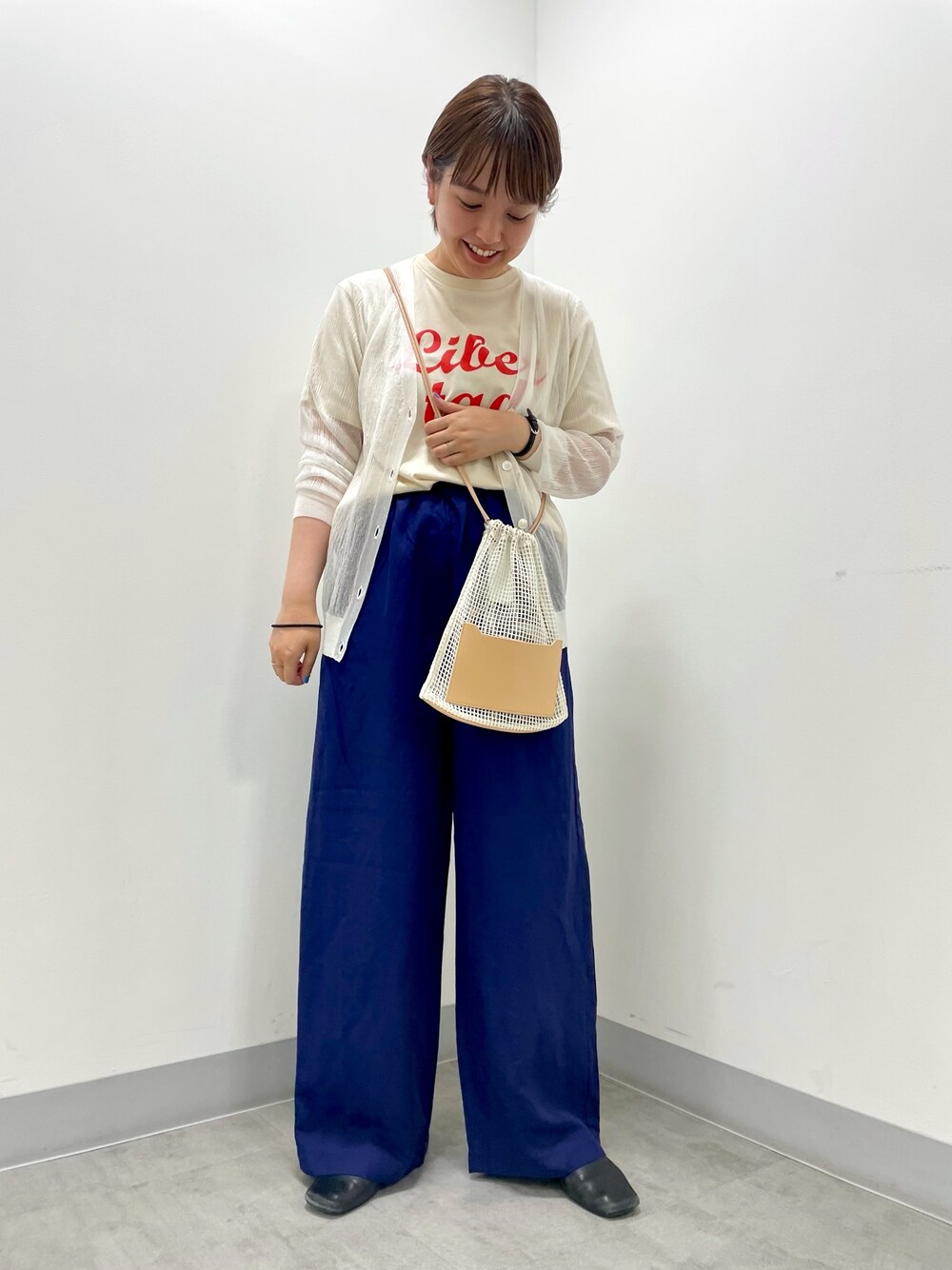 「ロゴT、シアーカーディガン、イージーパンツ、ウエストゴム、巾着バッグ、オトナカジュアル、おでかけコーデ、KBF+、DOORS、URBAN RESEARCH」｜「URBAN RESEARCH DOORSのテンセルリネンイージーパンツ（その他パンツ、ブルー系）」を使った、マナミさん（レディース・160cm）の夏コーディネートの1枚目の写真
