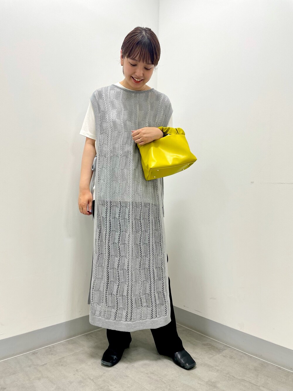 「柄編みニット、ニットベスト、ニットパンツ、オーガニックコットン、ミニバッグ、大人カジュアル、KBF+、DOORS、RODE SKO」｜「KBF+のKBF+　柄編みニットベスト（ニット/セーター、グレー系）」を使った、マナミさん（レディース・160cm）の夏コーディネートの1枚目の写真
