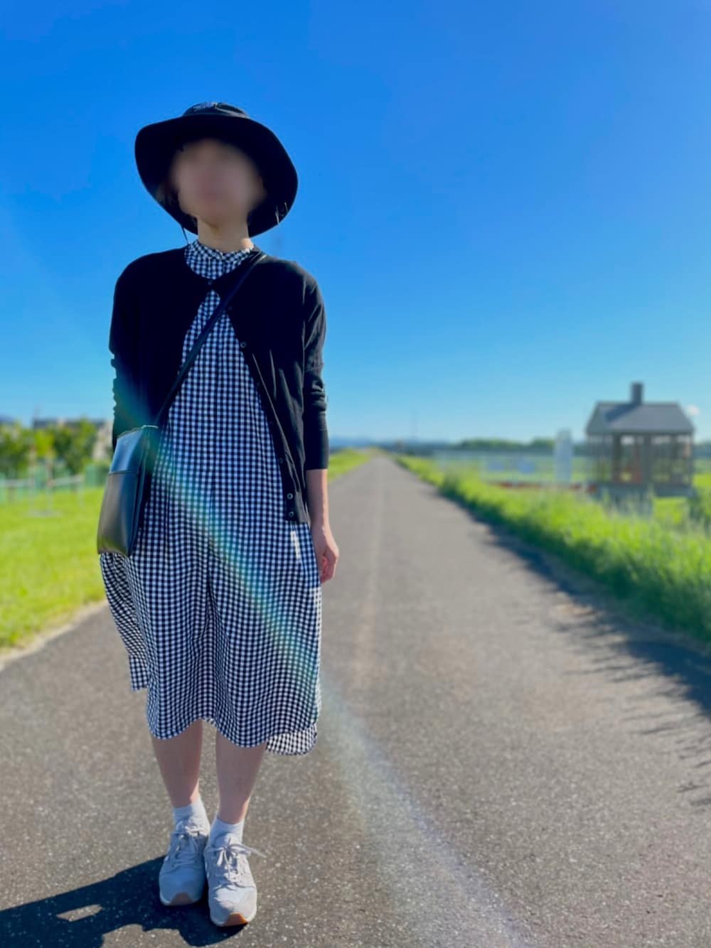 「初夏コーデ、シンプルコーデ、プチプラコーデ、ナチュラル、無印コーデ、クラスカ、ギンガムチェック ワンピ、おしゃれさんと繋がりたい、ギンガムチェック、シンプルおしゃれが好き」｜「UNIQLOのUVカットクルーネックカーディガン（長袖）（カーディガン/ボレロ、ブラック系）」を使った、yukkoさん（レディース・161cm）の夏コーディネートの1枚目の写真