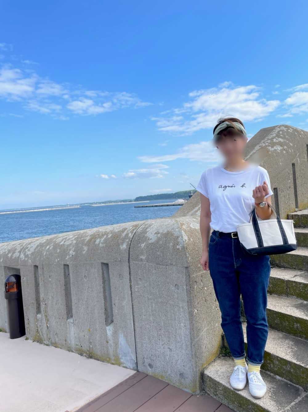 「シンプルコーデ、大人カジュアル、おしゃれさんと繋がりたい、大人女子、シンプル、アニエスベー、エルエルビーン、初夏コーデ、シンプルおしゃれが好き、休日スタイル」｜「agnes b.のS137 TS　ロゴTシャツ（Tシャツ/カットソー、ホワイト系）」を使った、yukkoさん（レディース・161cm）の夏コーディネートの1枚目の写真