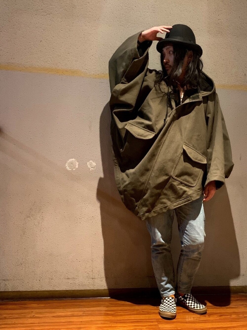 「冬コーデ、ポンチョ、ミリタリー、いいね、save、フォローお願いします🤑、おしゃれさんと繋がりたい、VANS、スリッポン、ZOZO公認ユーザー」｜「COMME des GARCONS SHIRTのアイテム（ポンチョ、ブラウン系）」を使った、いととんさん（メンズ・173cm）の冬コーディネートの1枚目の写真