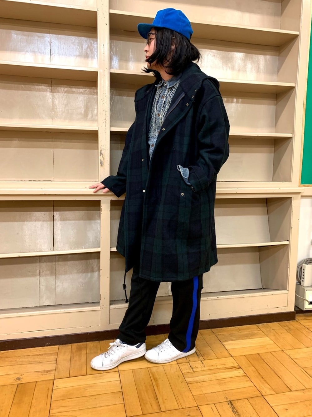 「冬コーデ、ビッグシルエット、ストリートMIX、supreme、デニム、いいね、save、フォローお願いします🤑、おしゃれさんと繋がりたい、スニーカーコーデ、ジャージ、コーデュロイ」｜「h.t.maniacのアイテム（モッズコート、ブルー系）」を使った、いととんさん（メンズ・173cm）の冬コーディネートの1枚目の写真