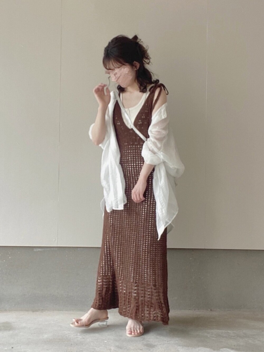「夏コーデ、プチプラ、GRL、GU、プチプラコーデ、クリアサンダル、キャミワンピ、デート、シアーシャツ、シャツスタイル」｜「GRLのシアーチュニックブラウス（シャツ/ブラウス、ホワイト系）」を使った、えだ( ¨̮ )さん（レディース・155cm）の夏コーディネートの1枚目の写真