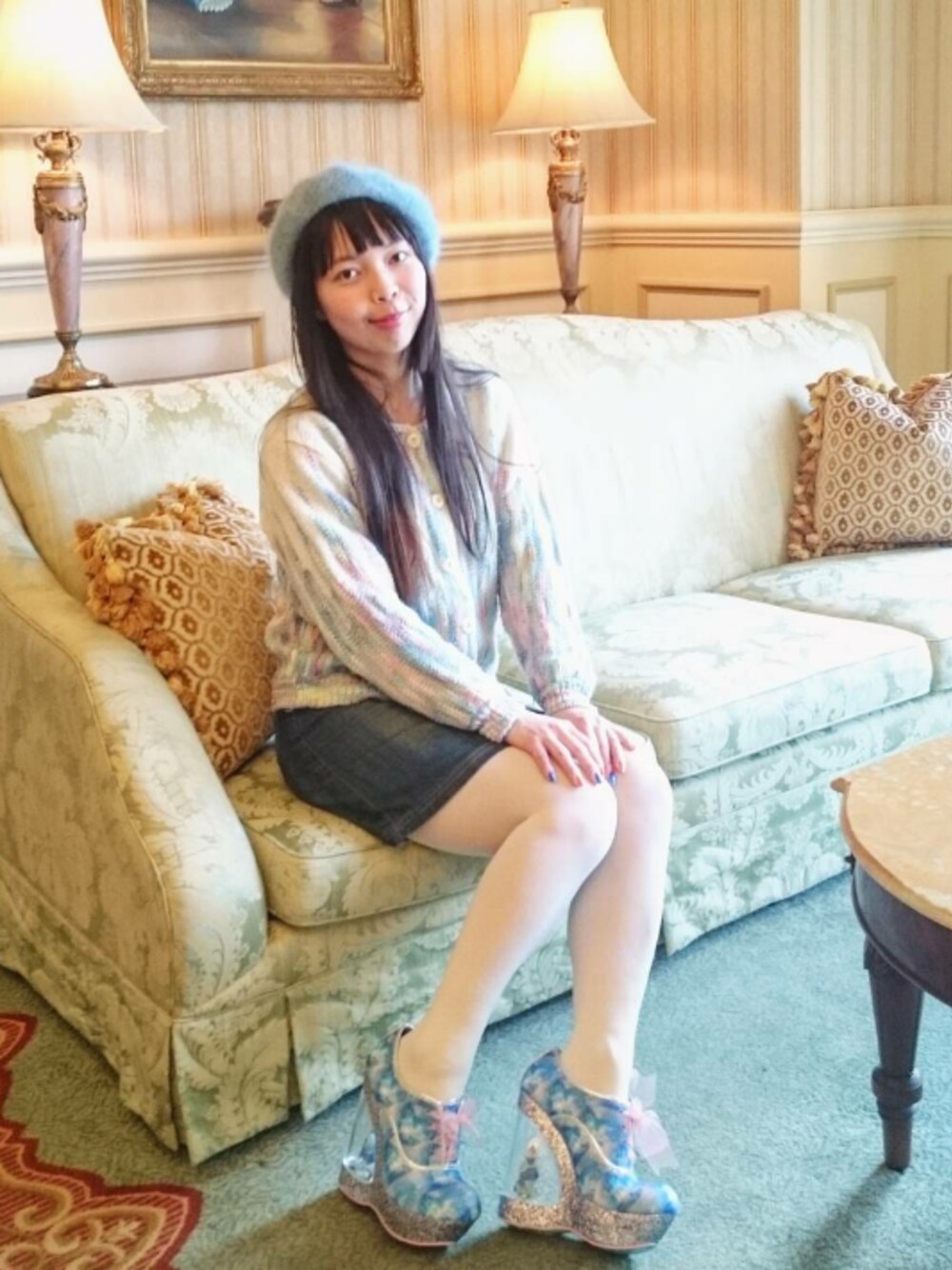 ブルー系のパンプス、ブルー系のパンプス、ブルー系のデニムスカートを着用したレディースの春コーディネートの1枚目の写真