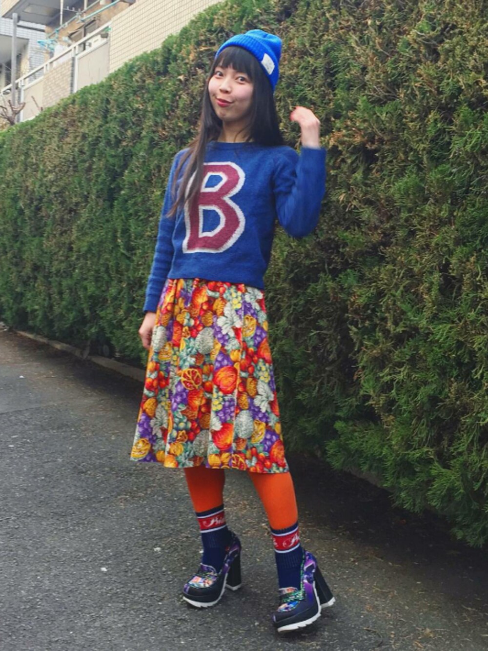 「ニット帽、ブルー×オレンジ、フルーツ柄、古着、古着MIX、ひざ丈スカート、カラータイツ、タイツ×靴下、Irregular Choice、イレギュラーチョイス」｜「楽天＊Wild Lilyのアイテム（シューズ、パープル系）」を使った、Chie＊さん（レディース・159cm）の春コーディネートの1枚目の写真