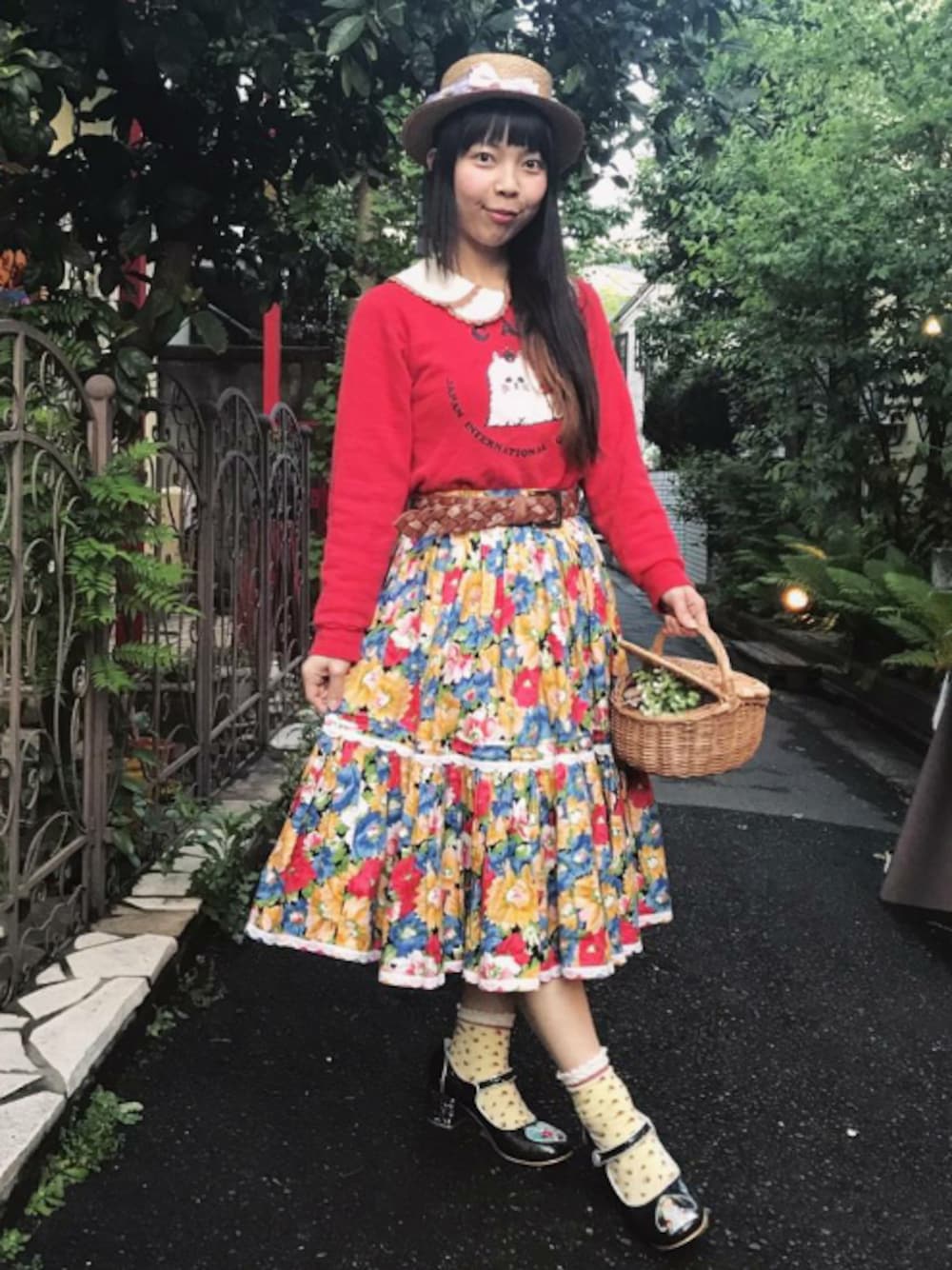 「カンカン帽、ストローハット、襟付きトップス、重ね着、ネコ柄、花柄スカート、古着コーデ、ヴィンテージ、Irregular Choice、ふしぎの国のアリス」｜「Irregular Choiceのアイテム（パンプス、ブラック系）」を使った、Chie＊さん（レディース・159cm）の春コーディネートの1枚目の写真