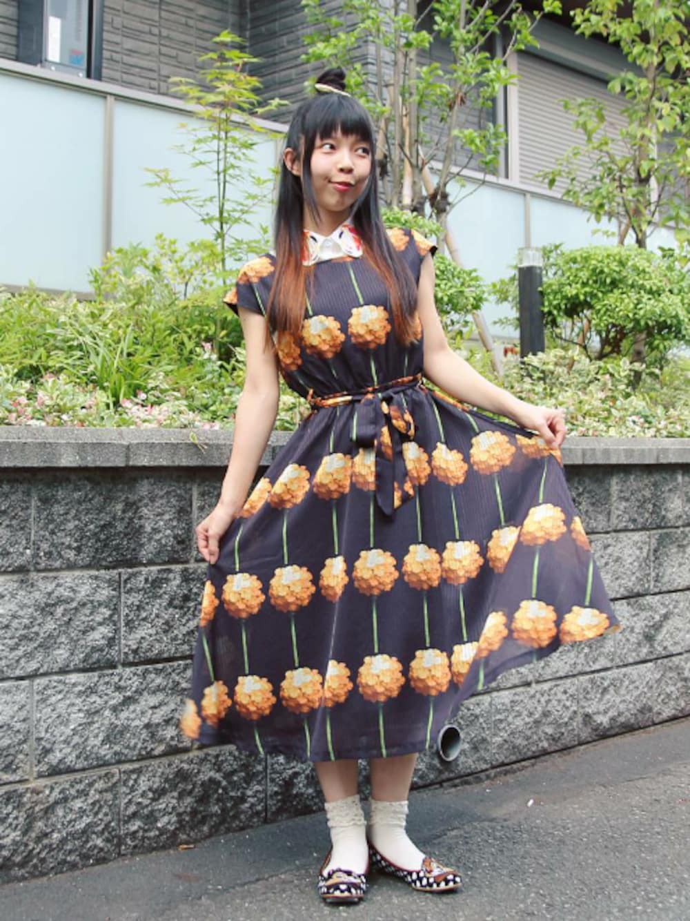 ブラック系のパンプス、ブラック系のワンピース、ホワイト系のシャツ/ブラウスを着用したレディースの夏コーディネートの1枚目の写真