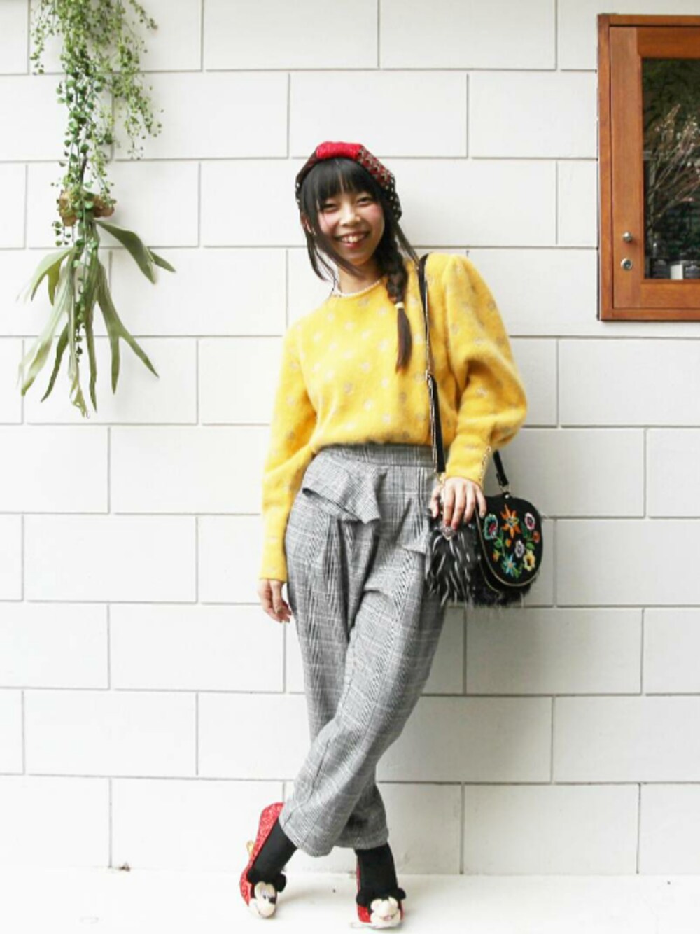 「秋のコーデ、ファー小物、merlot、グレンチェック、チェックパンツ、イエロー×グレー、古着MIX、ディズニーコーデ、ミッキー、Irregular Choice」｜「Irregular ChoiceのOH BOY!（パンプス、レッド系）」を使った、Chie＊さん（レディース・159cm）の秋コーディネートの1枚目の写真