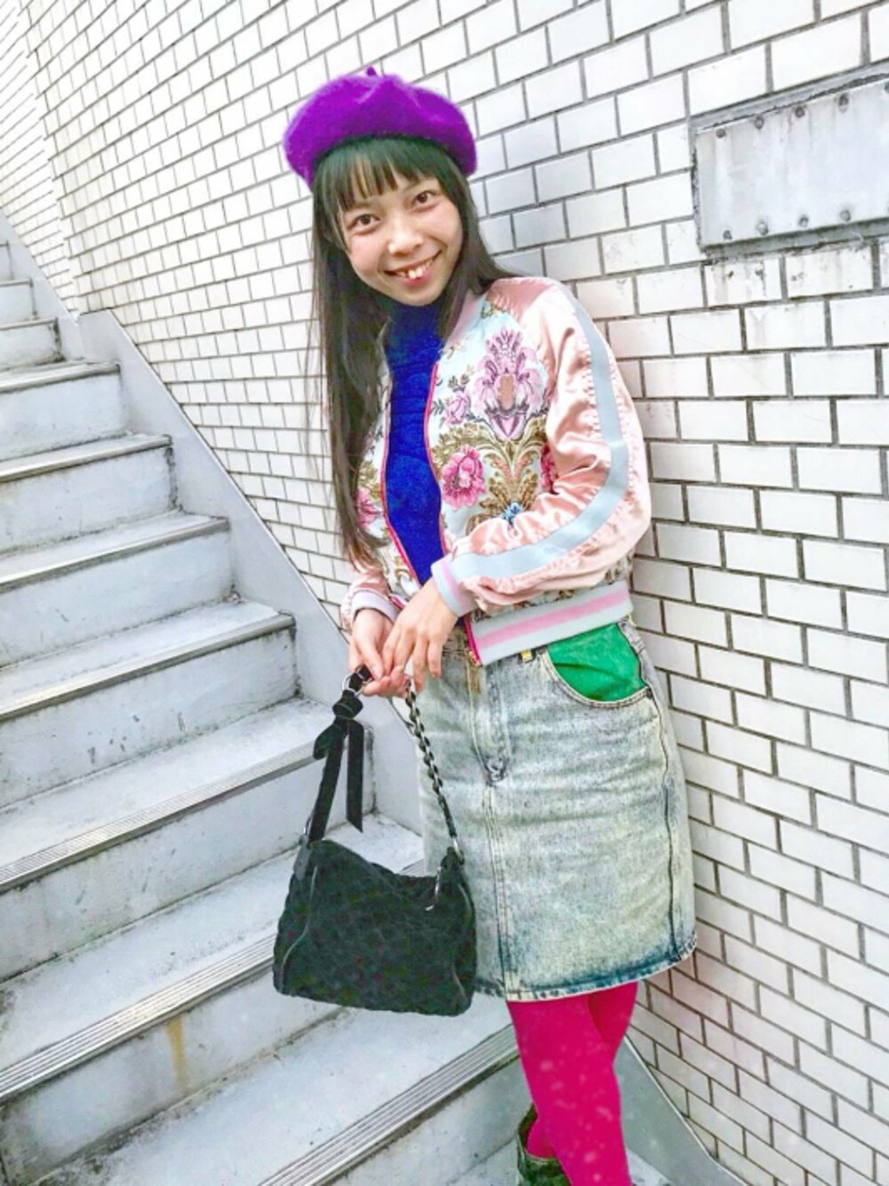 「スカジャン、スカジャン女子、派手、カラフル、ベレー帽、デニムスカート、カラータイツ、レトロ、古着MIX、Irregular Choice」｜「MARC JACOBSのアイテム（ハンドバッグ、ブラック系）」を使った、Chie＊さん（レディース・159cm）の秋コーディネートの1枚目の写真