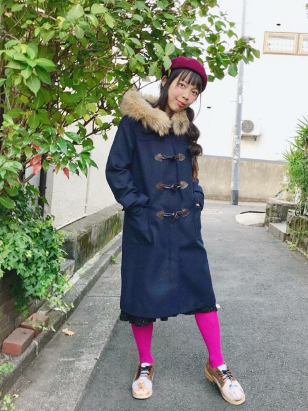 「merlot、ダッフルコート、メルトン、エコファー、ダッフルコート ネイビー、カラータイツ、ショッキングピンク、ネイビー×ピンク、Irregular Choice、ベレー帽」｜「Irregular ChoiceのIrregular Choice ✰ DROIDS（シューズ、ゴールド系）」を使った、Chie＊さん（レディース・159cm）の秋コーディネートの1枚目の写真