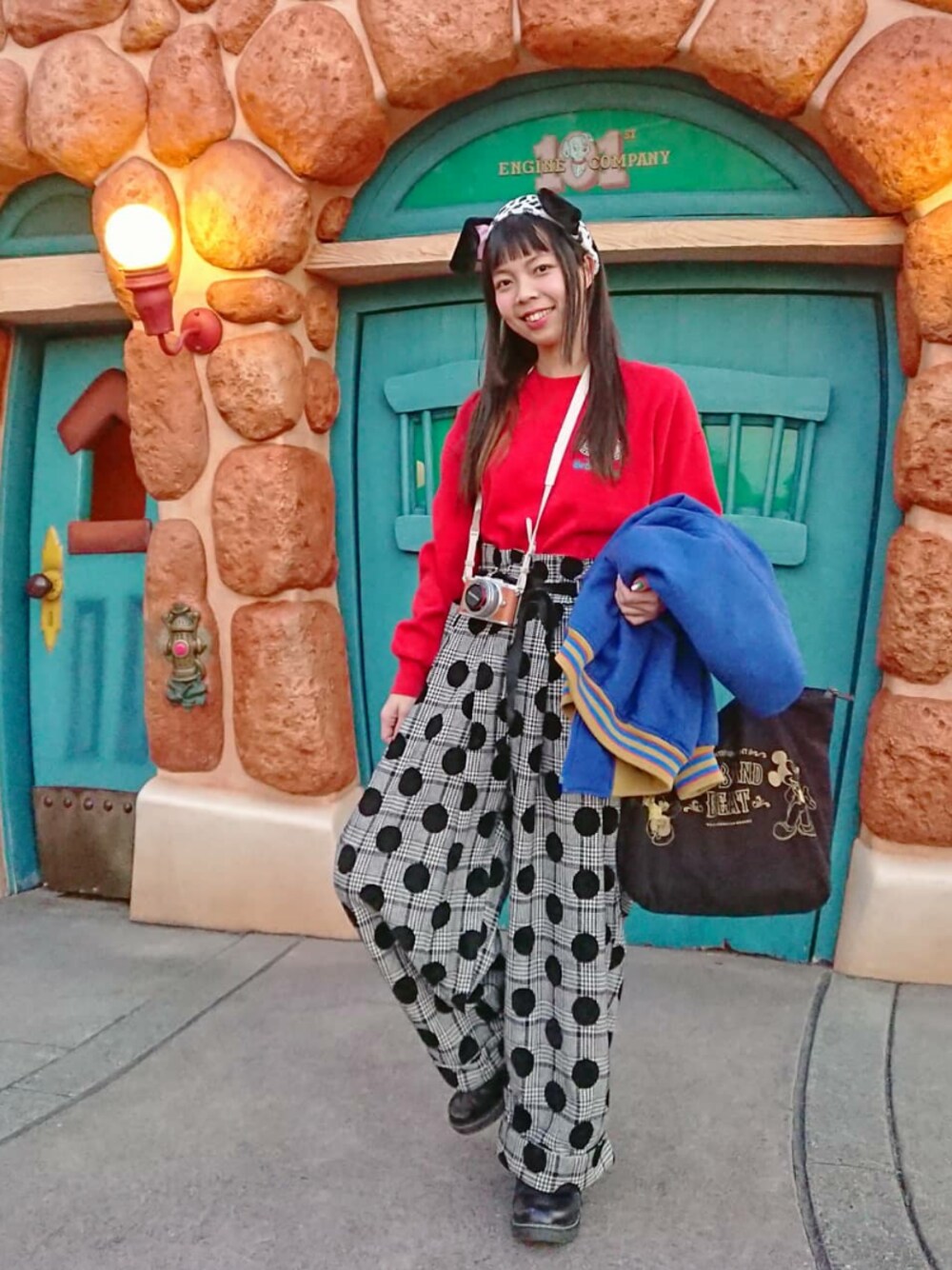 「ディズニーコーデ、ディズニー、101匹わんちゃん、ディズニーバウンド、ゆるコーデ、グレンチェック、ドット、ハイウエスト、チェックパンツ、古着MIX」｜「merlot plusのフロッキー大ドット×千鳥チェックワイドパンツ2365（その他パンツ、ブラック系）」を使った、Chie＊さん（レディース・159cm）の冬コーディネートの1枚目の写真