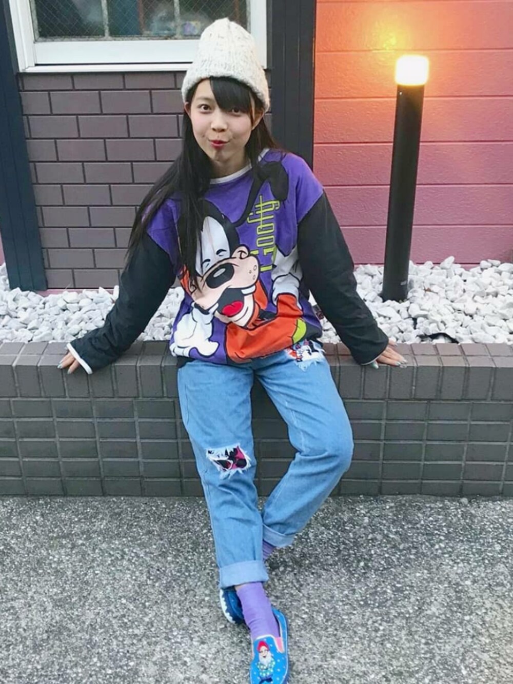 「ディズニー、ディズニーコーデ、古着コーデ、古着、ジーンズ、ニット帽、カジュアルコーデ、靴下チラ見せ、スリッポン、Irregular Choice」｜「Disneyのアイテム（スウェット、その他）」を使った、Chie＊さん（レディース・159cm）の冬コーディネートの1枚目の写真