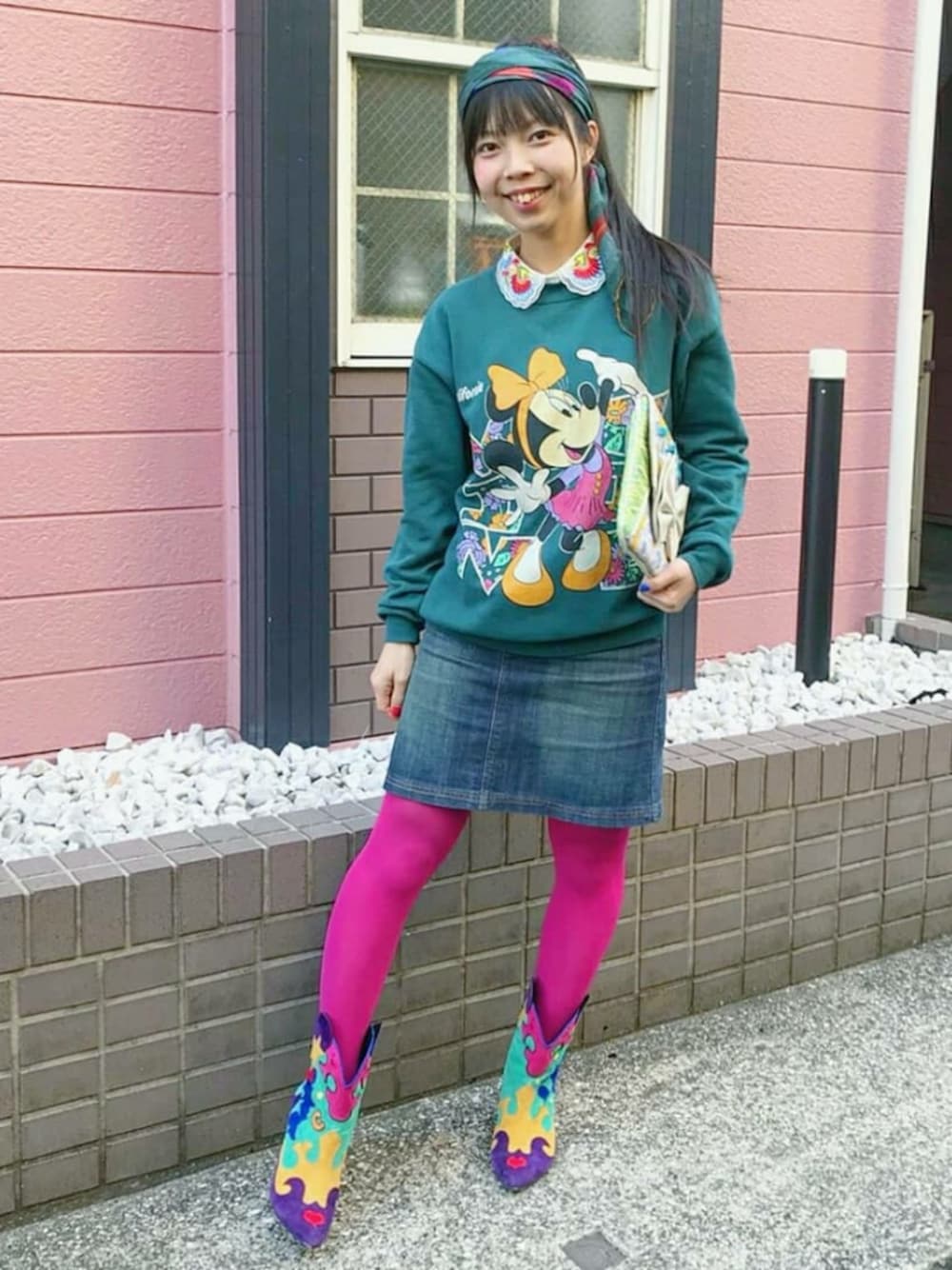 イエロー系のバッグ、グリーン系のトップス、その他のブーツを着用したレディースの春コーディネートの1枚目の写真