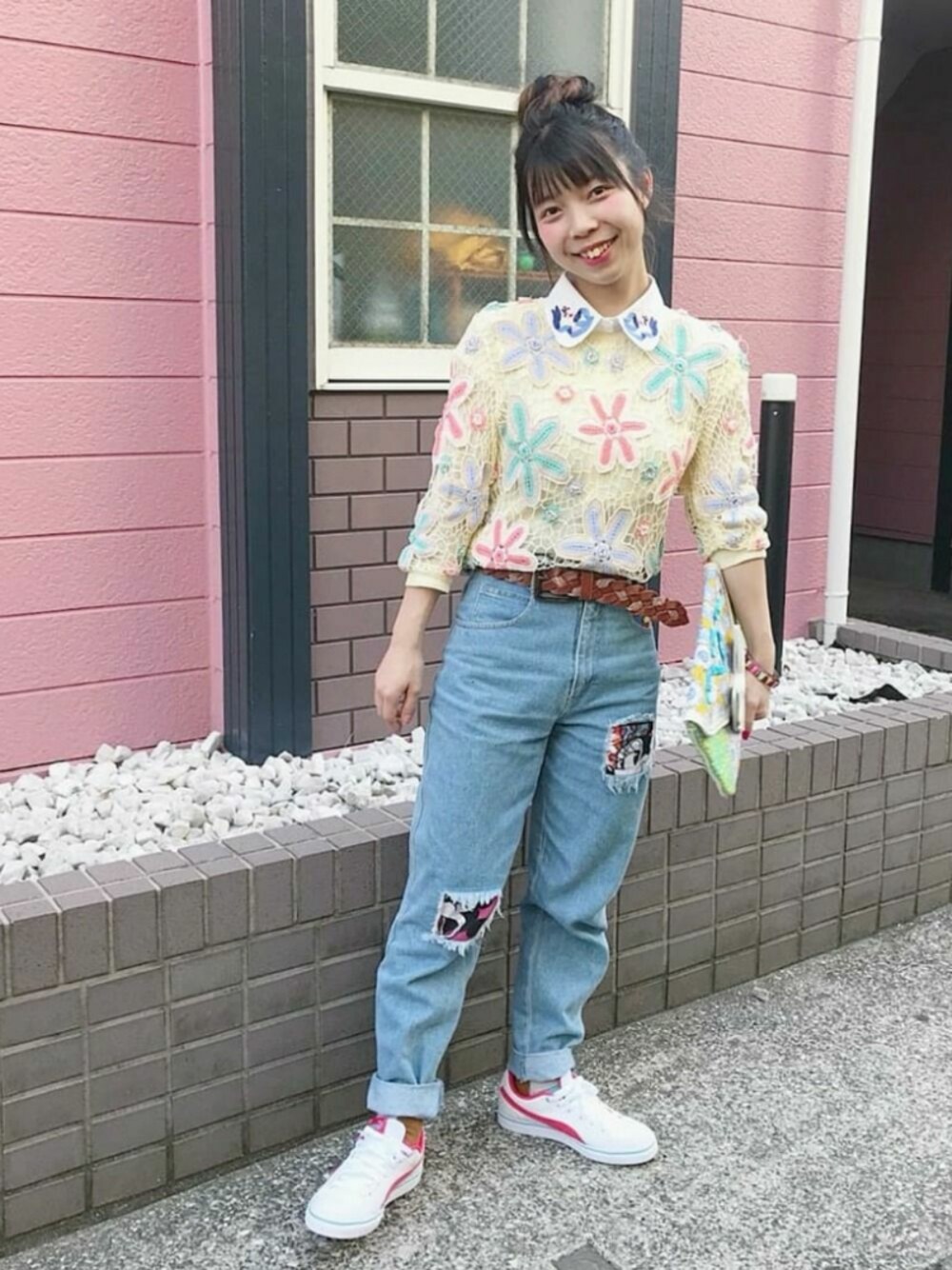 ベージュ系のニット/セーター、ブルー系のデニムパンツ、ブルー系のデニムパンツを着用したレディースの春コーディネートの1枚目の写真