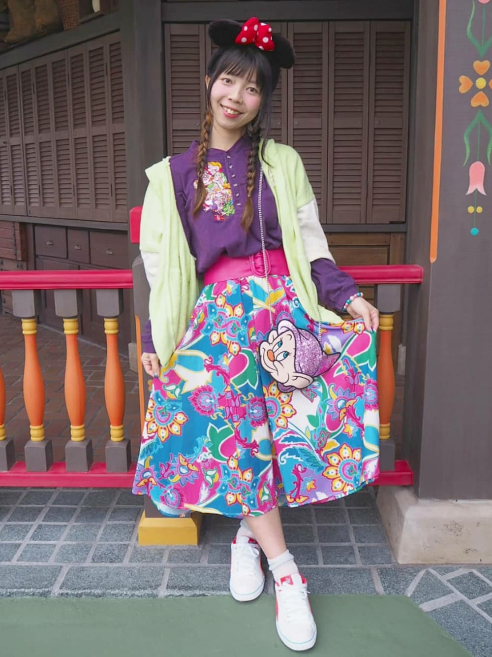 「ディズニーコーデ、ゆるコーデ、ビッグシルエット、グリーン×パープル、白スニーカー、スニーカー女子、ディズニー、古着MIX、柄スカート、DANIELLE NICOLE」｜「VINTAGEのアイテム（ベルト、ピンク系）」を使った、Chie＊さん（レディース・159cm）の夏コーディネートの1枚目の写真