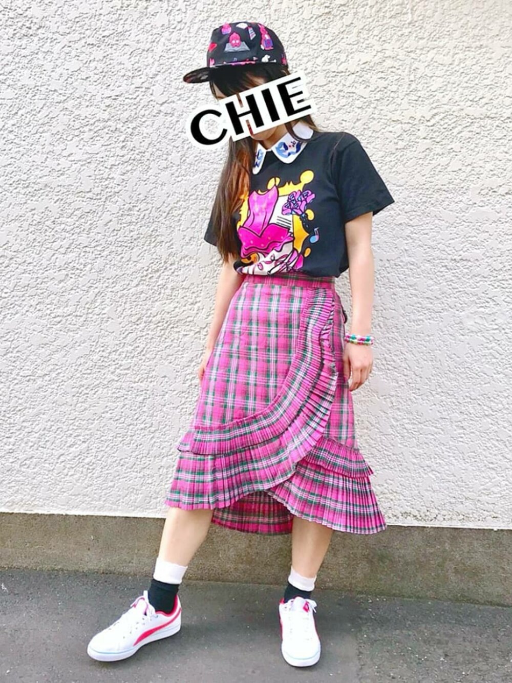 「イレギュラーヘム、イレヘムスカート、アシメスカート、アシンメトリー、チェックスカート、ﾌﾞﾗｯｸ×ﾋﾟﾝｸ、黒Tシャツ、つけ襟、スニーカー女子、キャップ女子」｜「Wild Lilyのアイテム（スカート、ピンク系）」を使った、Chie＊さん（レディース・159cm）の夏コーディネートの1枚目の写真
