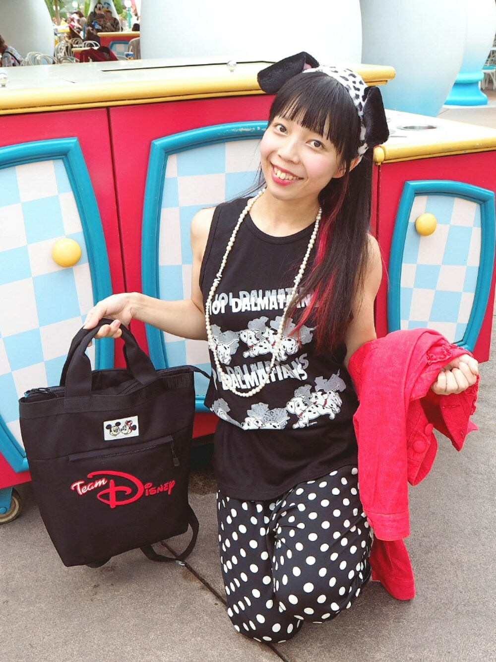 「ディズニーコーデ、101匹わんちゃん、ブラックコーデ、オールブラック、モノトーン、ブラック×レッド、古着MIX、プチプラコーデ、ディズニーバウンド、ドットパンツ」｜「no brandのアイテム（レインシューズ、ブラック系）」を使った、Chie＊さん（レディース・159cm）の秋コーディネートの1枚目の写真