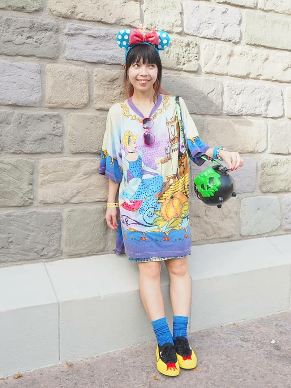 「ディズニーコーデ、ゆるコーデ、古着、古着コーデ、ビッグT、カラーソックス、スニーカー、スニーカー×靴下、デニムスカート、カジュアルコーデ」｜「Disneyのアイテム（Tシャツ/カットソー、パープル系）」を使った、Chie＊さん（レディース・159cm）の秋コーディネートの1枚目の写真