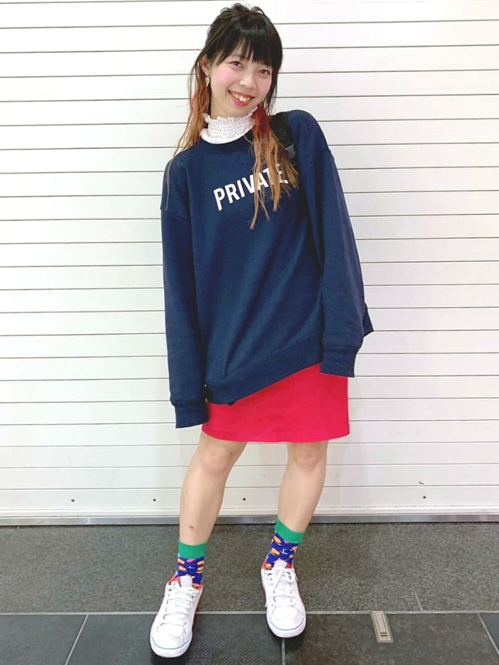 「ストリート服が好き、秋のコーデ、ロゴスウェット、スニーカー、白スニーカー、happy socks、つけ襟、付け襟、重ね着、レイヤードスタイル」｜「STUDIOUSの【 ベッキー × STUDIOUS】BACKカットオフビッグスウェット（スウェット、ブルー系）」を使った、Chie＊さん（レディース・159cm）の秋コーディネートの1枚目の写真