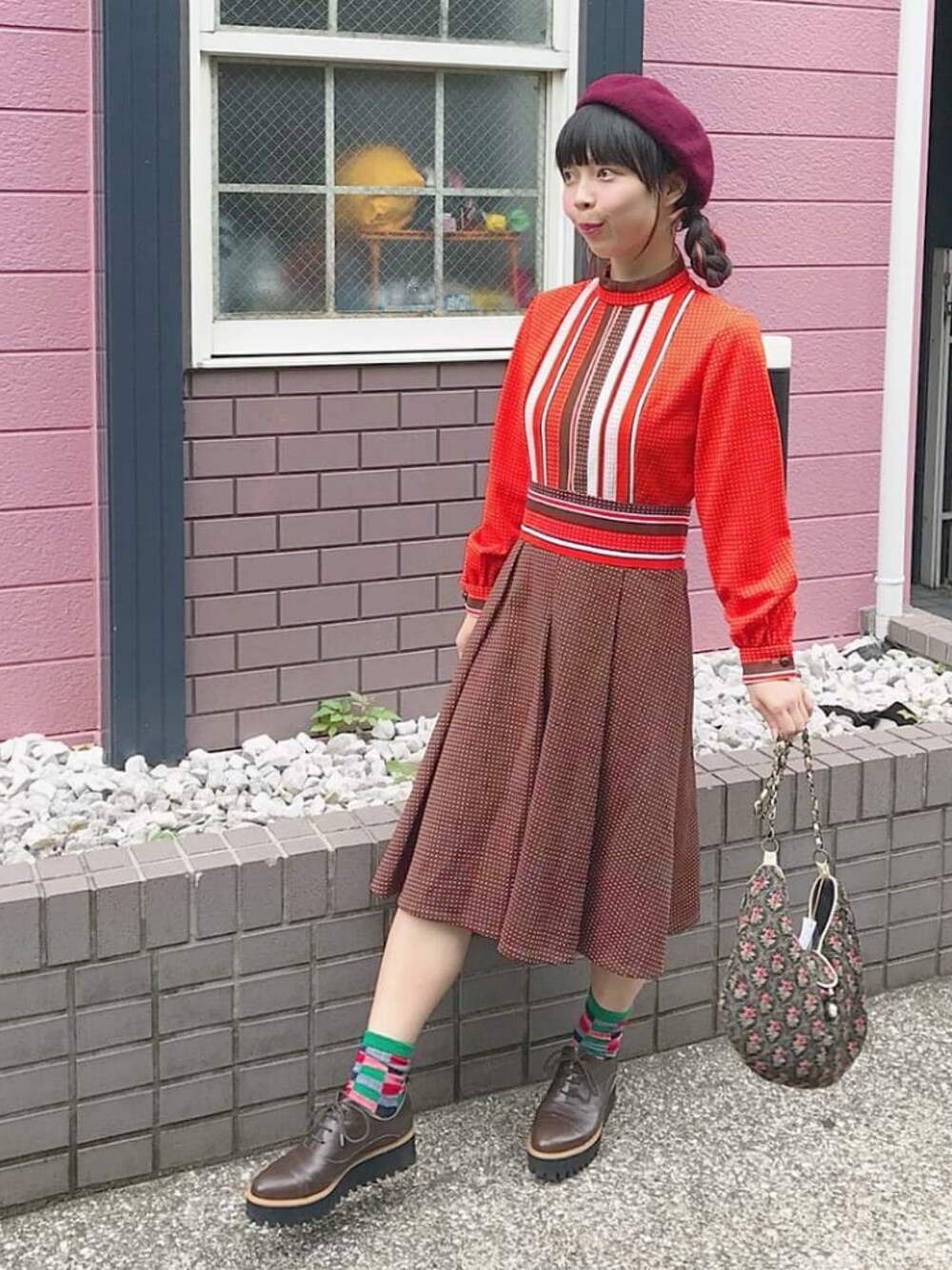 「レトロ、秋コーデ、古着MIX、オジ靴、古着コーデ、柄ソックス、ベレー帽、ワンピース、オレンジ、バイカラー」｜「Wild Lilyのアイテム（バッグ、ブラック系）」を使った、Chie＊さん（レディース・159cm）の秋コーディネートの1枚目の写真