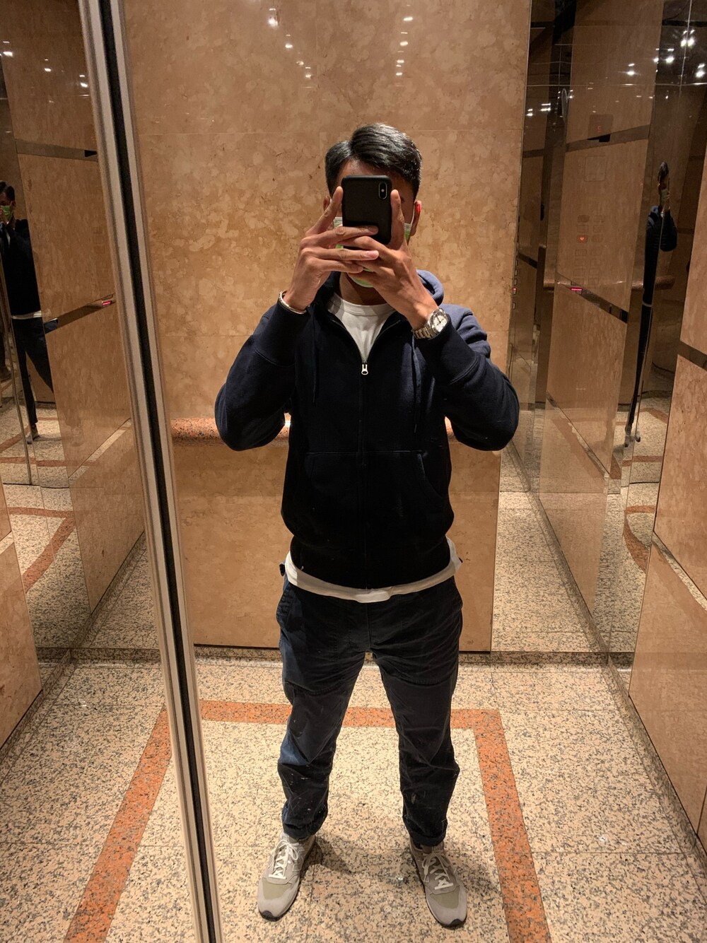「ROLEXのアイテム（アナログ腕時計、ホワイト系）」を使った、HenriWさん（メンズ・180cm）の秋コーディネートの1枚目の写真