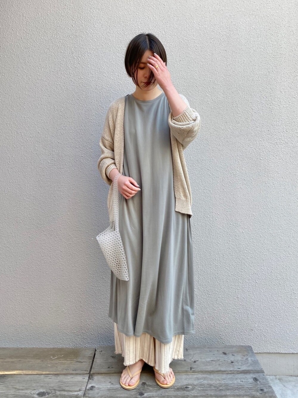 「ワンピース、カーディガン、ワイドパンツ、サンダル、リネン、ベージュ、春コーデ、大人コーデ、休日スタイル、BCSTOCK」｜「B.C STOCKのリネンコンテープヤーンカーディガン（カーディガン/ボレロ、ベージュ系）」を使った、yokoさん（レディース・163cm）の春コーディネートの1枚目の写真