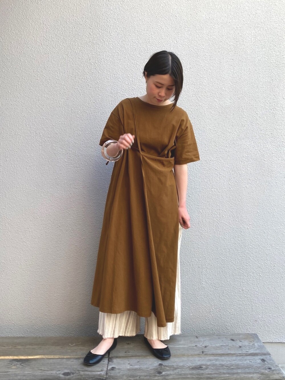 「ワンピース、ワイドパンツ、大人カジュアル、大人コーデ、ブラウンコーデ、楽チンコーデ、春コーデ、休日スタイル、ショートヘア、BCSTOCK」｜「B.C STOCKのアイテム（ワンピース/ドレス、ブラウン系）」を使った、yokoさん（レディース・163cm）の春コーディネートの1枚目の写真