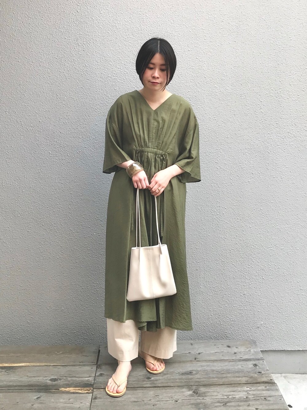 「ワンピース、サンダル、カーキ、ホワイト、大人カジュアル、大人コーデ、春コーデ、休日スタイル、ショートヘア、BCSTOCK」｜「B.C STOCKのタックギャザーカフタンワンピース（ワンピース、グリーン系）」を使った、yokoさん（レディース・163cm）の春コーディネートの1枚目の写真