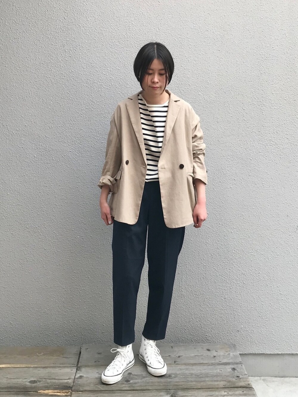 「テーラードジャケット、ショートヘア、春、春コーデ、オトナカジュアル、大人カジュアル、休日スタイル、converse、BCSTOCK、ハイカットスニーカー」｜「Simpliciteの麻混ダブルブレストジャケット◆（テーラードジャケット、ベージュ系）」を使った、yokoさん（レディース・163cm）の春コーディネートの1枚目の写真