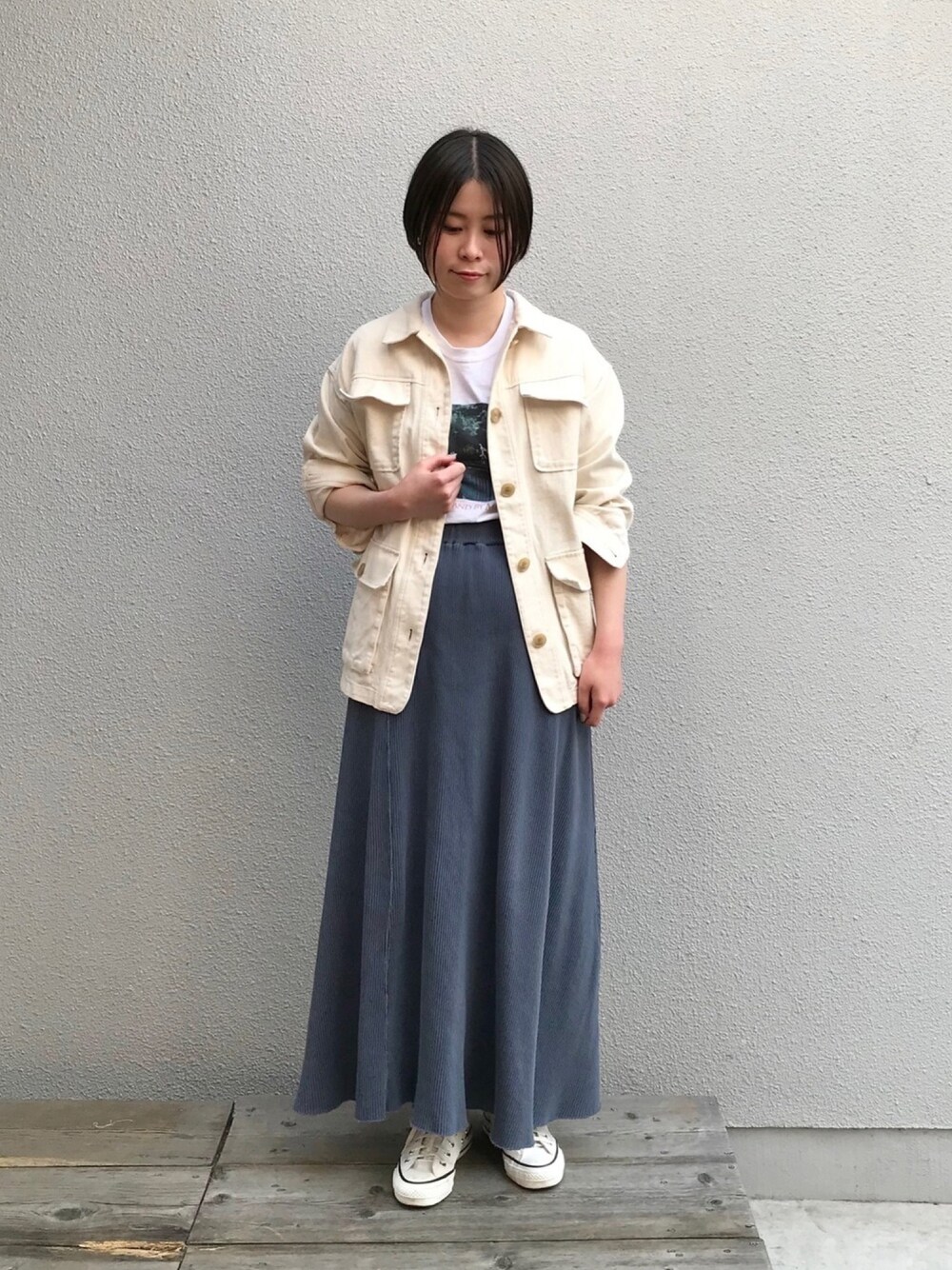 「サファリジャケット、フォトT、ロングスカート、カジュアルコーデ、春コーデ、休日スタイル、ショートヘア、converse、BCSTOCK、ハイカットスニーカー」｜「B.C STOCKのアイテム（スカート、ブルー系）」を使った、yokoさん（レディース・163cm）の春コーディネートの1枚目の写真
