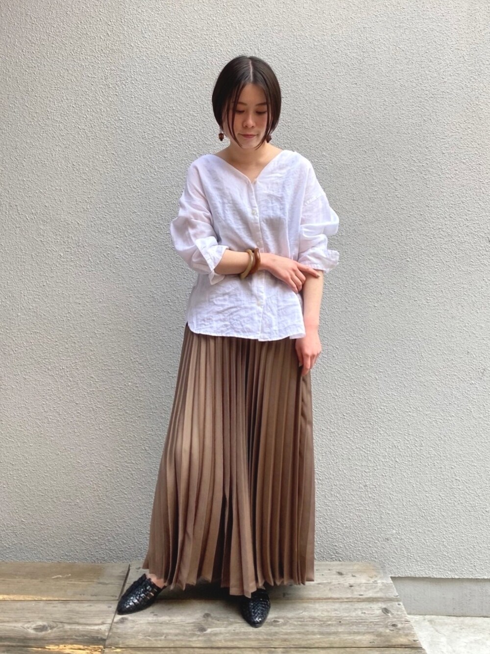 「春コーデ、大人コーデ、ゆるコーデ、休日コーデ、休日スタイル、ショートヘア、プリーツスカート、リネン、ブラウン、BCSTOCK」｜「B.C STOCKの麻抜き襟 Vネックシャツ◆（シャツ/ブラウス、ホワイト系）」を使った、yokoさん（レディース・163cm）の春コーディネートの1枚目の写真