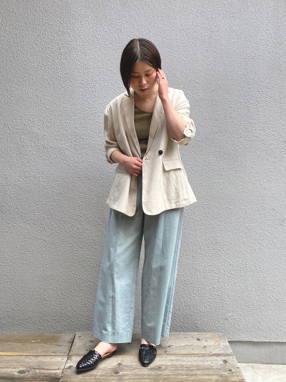 「今日のコーデ、休日コーデ、ラクチンコーデ、休日スタイル、パンツスタイル、オトナカジュアル、シンプル、ジャケット、ショートヘア、BCSTOCK」｜「Simpliciteの麻混ダブルブレストジャケット◆（テーラードジャケット、ホワイト系）」を使った、yokoさん（レディース・163cm）の春コーディネートの1枚目の写真