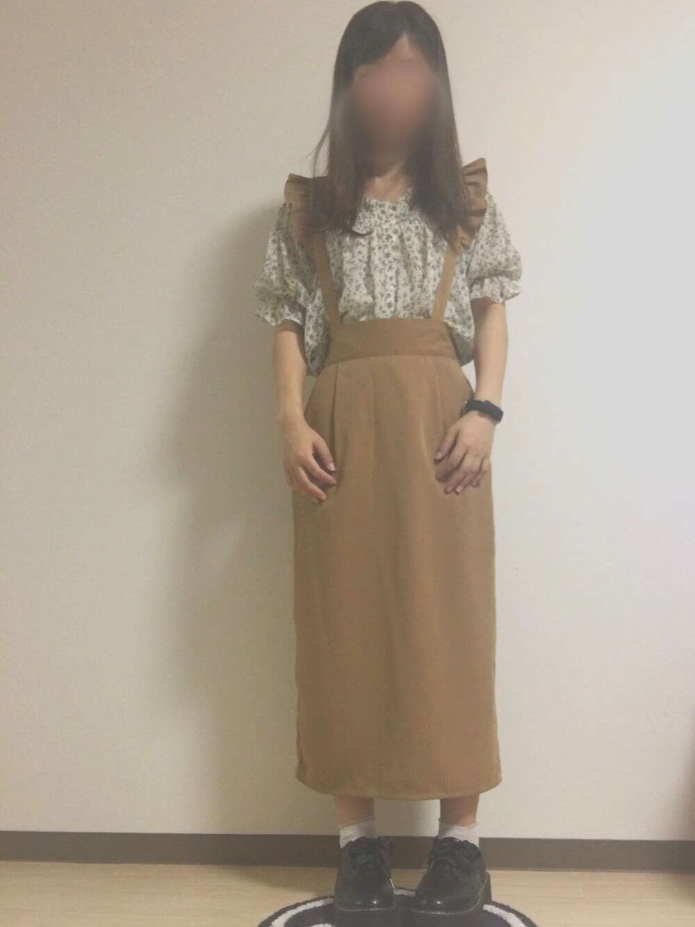 「カジュアル、w closet、サロペット、ベージュスカート、花柄ブラウス」｜「w closetの2way花柄シフォンブラウス（シャツ/ブラウス、ホワイト系）」を使った、あおい☺︎♥︎︎∗︎*ﾟさん（レディース・155cm）の夏コーディネートの1枚目の写真