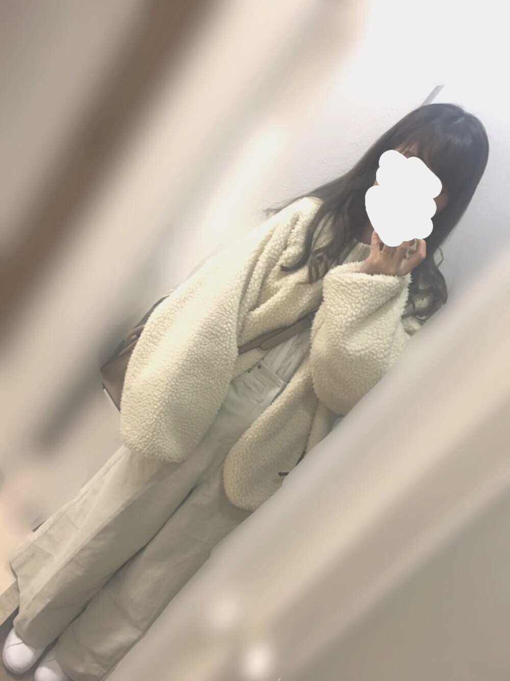 「ゆるコーデ、パンツスタイル、ニット、カジュアルコーデ、お洒落さんとつながりたい、オールホワイト、白パンツ、スニーカー、Kastane」｜「Kastaneのリバーシブルボアブルゾン（ブルゾン、ホワイト系）」を使った、あおい☺︎♥︎︎∗︎*ﾟさん（レディース・155cm）の冬コーディネートの1枚目の写真